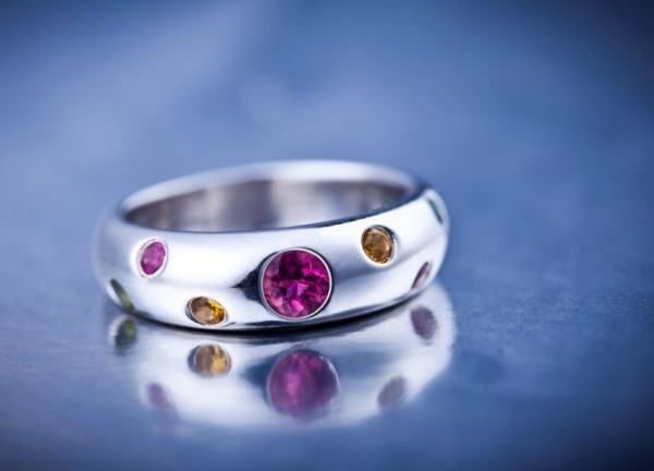 女的戴戒指中指,女生中指戴戒指的含义图5