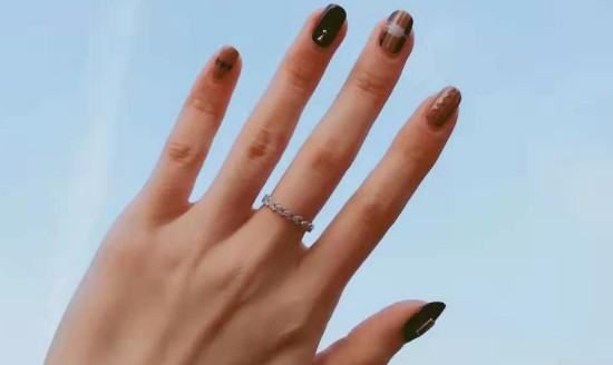 女的戴戒指中指,女生中指戴戒指的含义图2