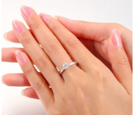 女的戴戒指中指,女生中指戴戒指的含义图9