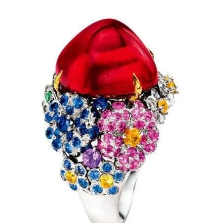 女的戴戒指中指,女生中指戴戒指的含义图6