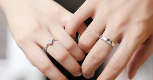 女的戴戒指中指,女生中指戴戒指的含义图1