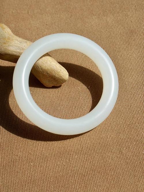 羊脂玉手镯的鉴定方法（什么才是真正的羊脂玉）