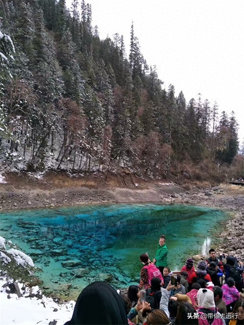 带给你梦幻般的色彩，既神奇又迷人的景色—四川九寨沟五彩池