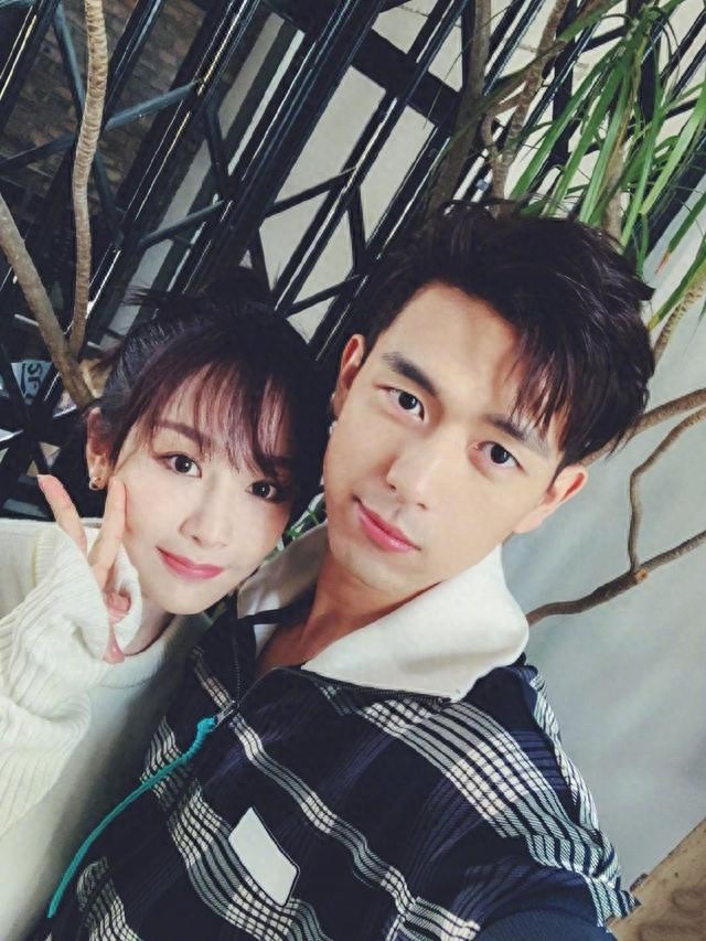 杨紫晒合照祝福李现生日，新晋荧幕CP，友情之上恋爱未满