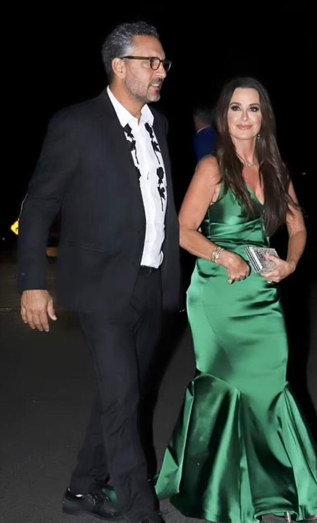 希尔顿家族两位名媛(名媛帕里斯希尔顿大婚)(8)