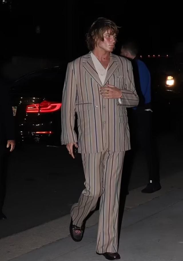 希尔顿家族两位名媛(名媛帕里斯希尔顿大婚)(11)