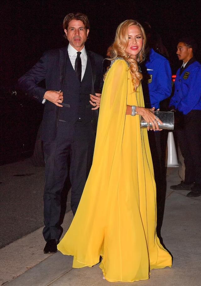 希尔顿家族两位名媛(名媛帕里斯希尔顿大婚)(12)