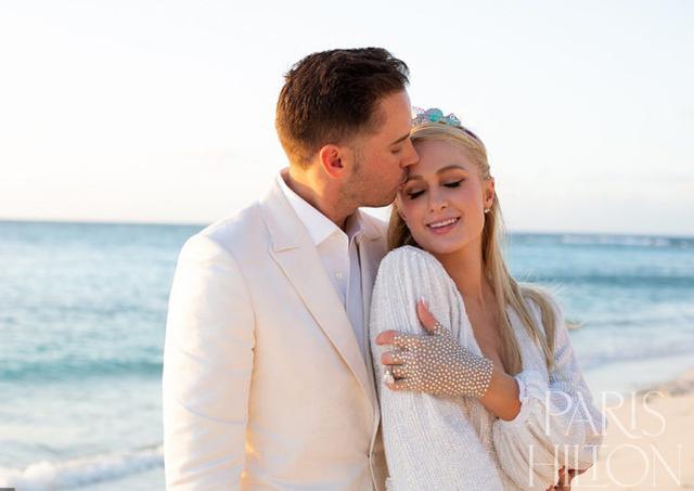 希尔顿家族两位名媛(名媛帕里斯希尔顿大婚)(17)