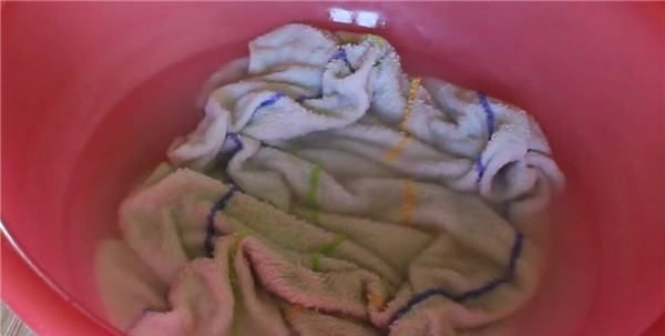 浴巾上面的霉斑怎么洗掉,毛巾发霉了怎么洗掉?霉斑清理要及时图5