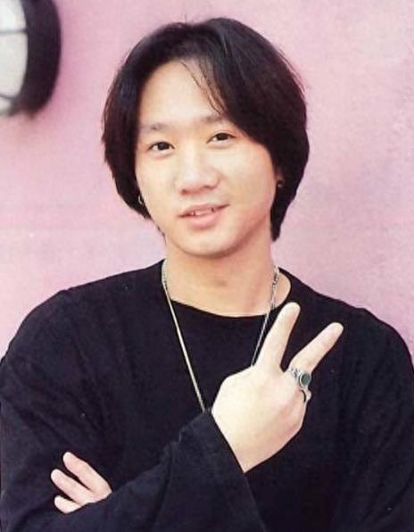 致敬金典：黄家驹的几张帅照，其中有一张是我同学，你能找到么？