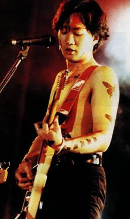 致敬金典：黄家驹的几张帅照，其中有一张是我同学，你能找到么？