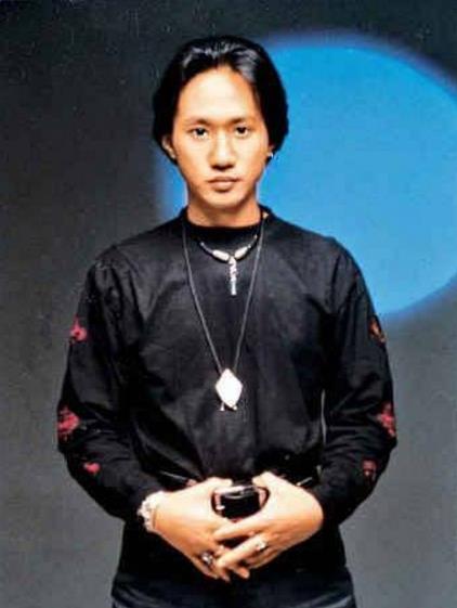 致敬金典：黄家驹的几张帅照，其中有一张是我同学，你能找到么？