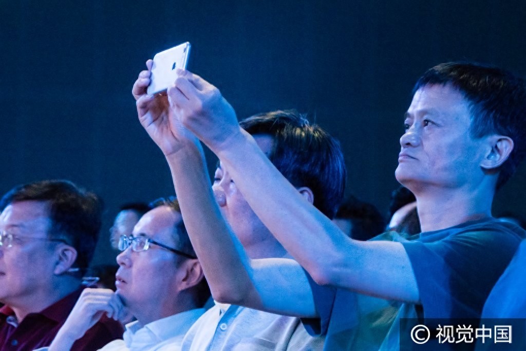 马云站台世界首辆超级互联网SUV荣威RX5上市发布会