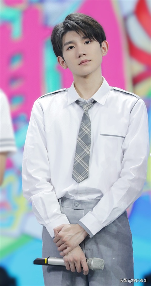 超甜学长男友来啦!王源身穿制服亮相《快乐大本营》