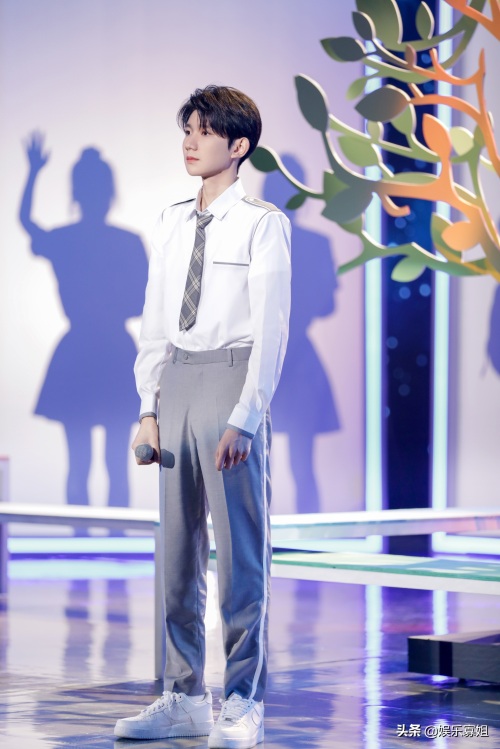 超甜学长男友来啦!王源身穿制服亮相《快乐大本营》