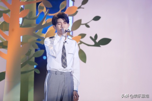 超甜学长男友来啦!王源身穿制服亮相《快乐大本营》