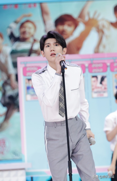 超甜学长男友来啦!王源身穿制服亮相《快乐大本营》