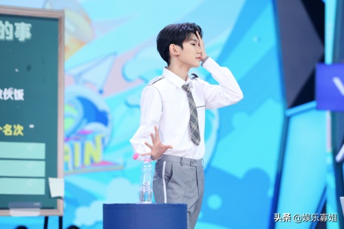 超甜学长男友来啦!王源身穿制服亮相《快乐大本营》