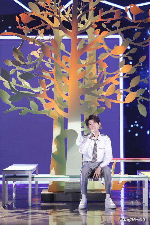 超甜学长男友来啦!王源身穿制服亮相《快乐大本营》