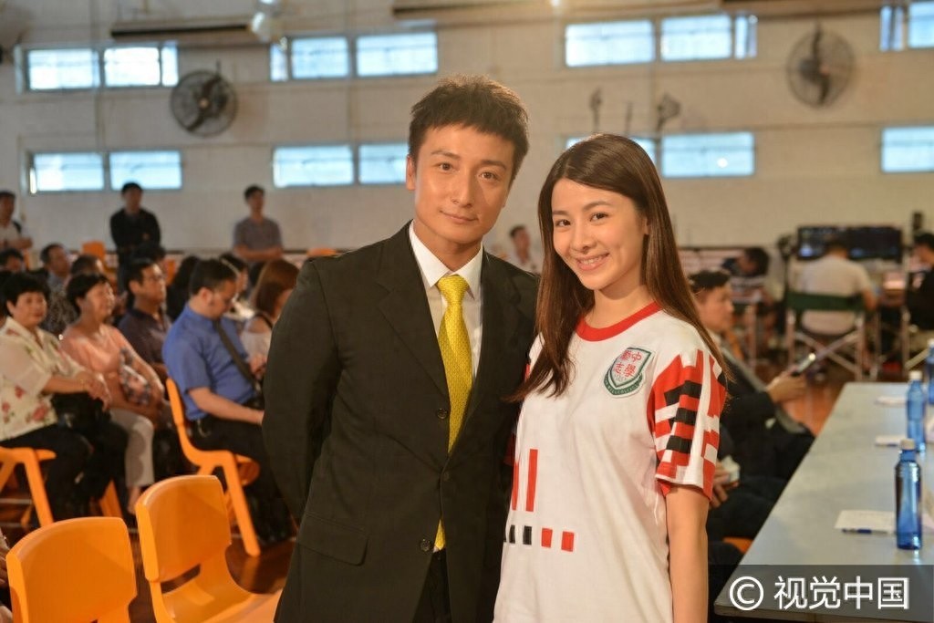 方力申十年恋情破裂仍说笑 片场拥学生妹乐开花