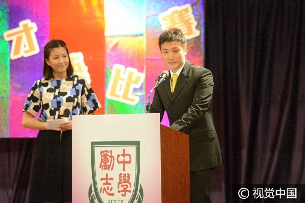 方力申十年恋情破裂仍说笑 片场拥学生妹乐开花