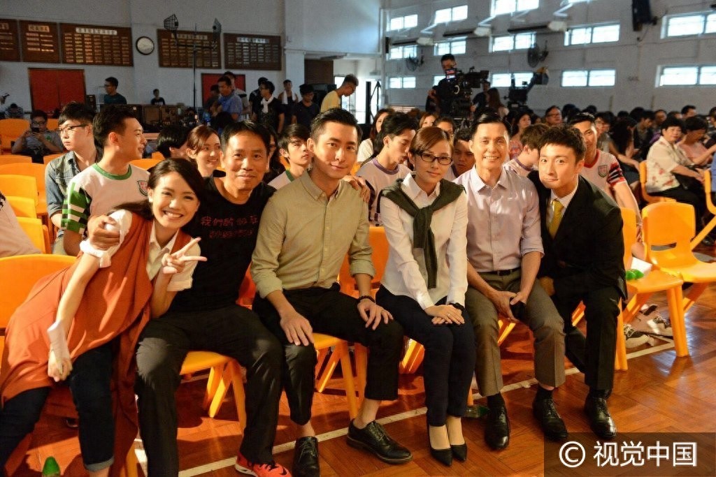 方力申十年恋情破裂仍说笑 片场拥学生妹乐开花