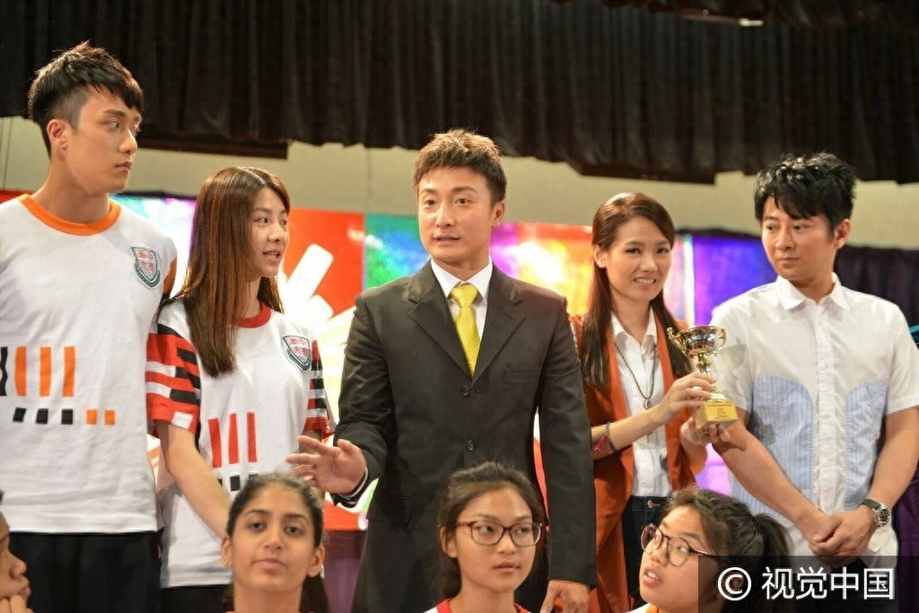 方力申十年恋情破裂仍说笑 片场拥学生妹乐开花