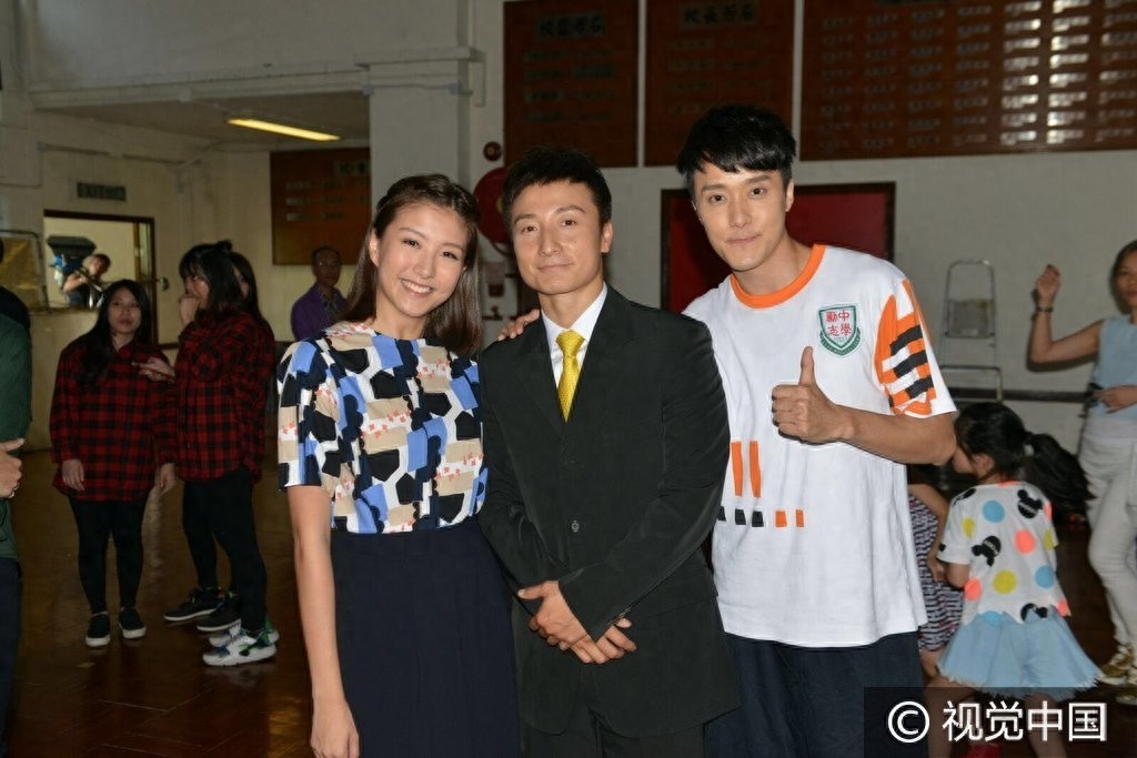 方力申十年恋情破裂仍说笑 片场拥学生妹乐开花