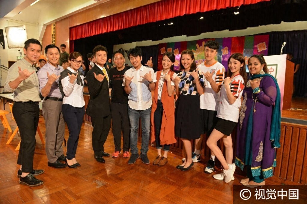 方力申十年恋情破裂仍说笑 片场拥学生妹乐开花