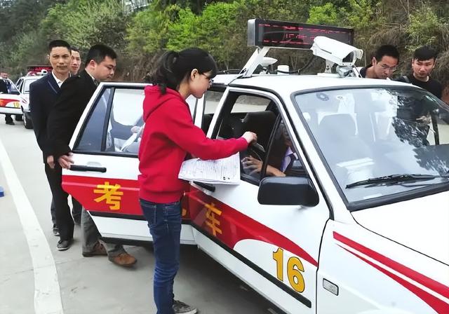 官方回应女子考科目三被别停(女孩考科目三上车8秒就挂科)(1)
